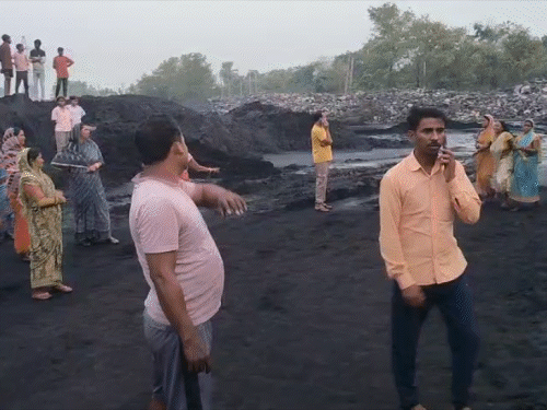 धनबाद-कोयला खदान में मलबा ढहने से 4 मजदूरों की मौत:BCCL में ट्रकों में कोयला भर रहे थे, मलबे का बड़ा हिस्सा गिरने से हादसा