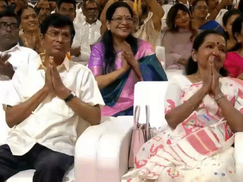 एक्टर विजय की शपथ में माता-पिता हाथ जोड़े रहे:पहली बार किसी नेता ने पैंट, शर्ट में शपथ ली, राहुल के साथ सेल्फी ली; 6 मोमेंट्स
