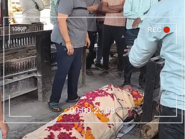 श्मशान के मुर्दों से उतारे कपड़े बाजार में बिक रहे:शादियों और पूजा-पाठ में लोग पहन रहे 'कफन' की साड़ियां; अहमदाबाद तक नेटवर्क