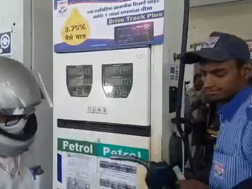 पेट्रोल ₹14 नुकसान में बेच रहीं तेल कंपनियां:डीजल पर ₹18 का घाटा, कच्चा तेल महंगा होने से रसोई गैस पर भी ₹80,000 करोड़ का बोझ