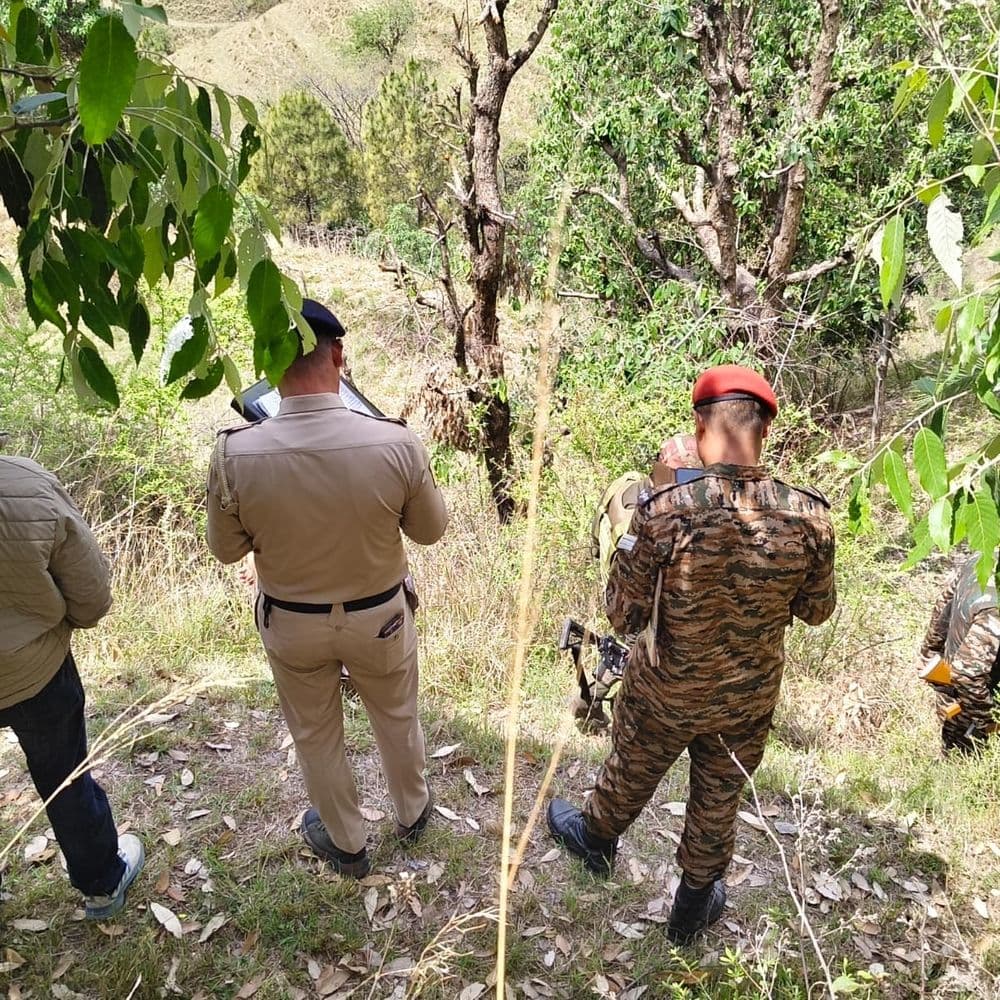 चंबा में संदिग्ध पाकिस्तानी गुब्बारा मिलने से हड़कंप:खेतों में मवेशी चराने गए व्यक्ति ने देखा; 'PIA' और उर्दू में लिखावट से एजेंसियां सतर्क
