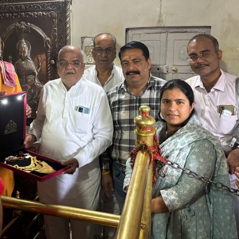 हिमाचल के मंदिर में 100 ग्राम सोने का हार चढ़ाया:महाराष्ट्र से आए श्रद्धालु बोले- मां की कृपा से मन्नत पूरी हुई