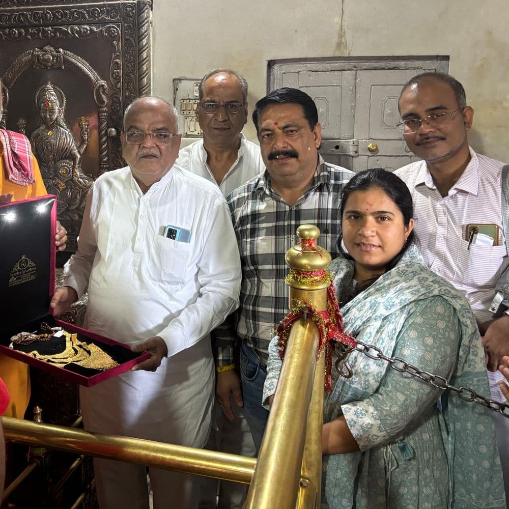 हिमाचल के मंदिर में 100 ग्राम सोने का हार चढ़ाया:महाराष्ट्र से आए श्रद्धालु बोले- मां की कृपा से मन्नत पूरी हुई