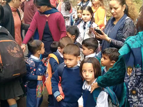 शिमला के स्कूलों को बम से उड़ाने की धमकी:पेरेंट्स-स्टूडेंट्स में हड़कंप, बच्चों को लेने पहुंचे, सुरक्षा एजेंसियां अलर्ट; खाली कराए परिसर