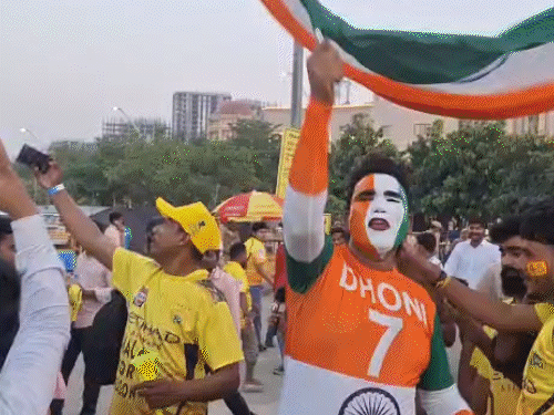 लखनऊ में IPL मैच से पहले भिड़े LSG-CSK के फैन…VIDEO:पीली जर्सी से नहाया इकाना स्टेडियम, धोनी के लिए क्रेजी रहे फैंस