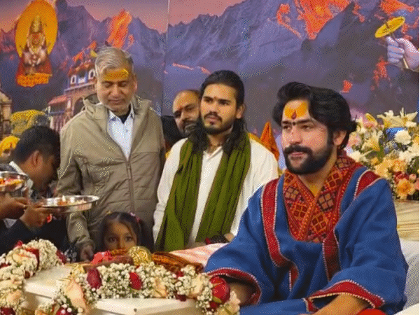 धीरेंद्र शास्त्री बोले-कॉकरोचों की पार्टियां बन गईं, बेरोजगारी बढ़ रही:कहा- 3 महीने बंद हो नेताओं की सैलरी, चार्टर्ड प्लेन पर भी रोक लगे