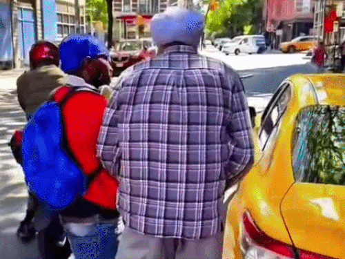 न्यूयॉर्क में सिख टैक्सी ड्राइवर से बदसलूकी का VIDEO:2 युवतियों को लेकर झगड़ा, अश्वेत युवक ने बीच सड़क धक्का दिया, बुजुर्ग 15 फीट दूर जा गिरा