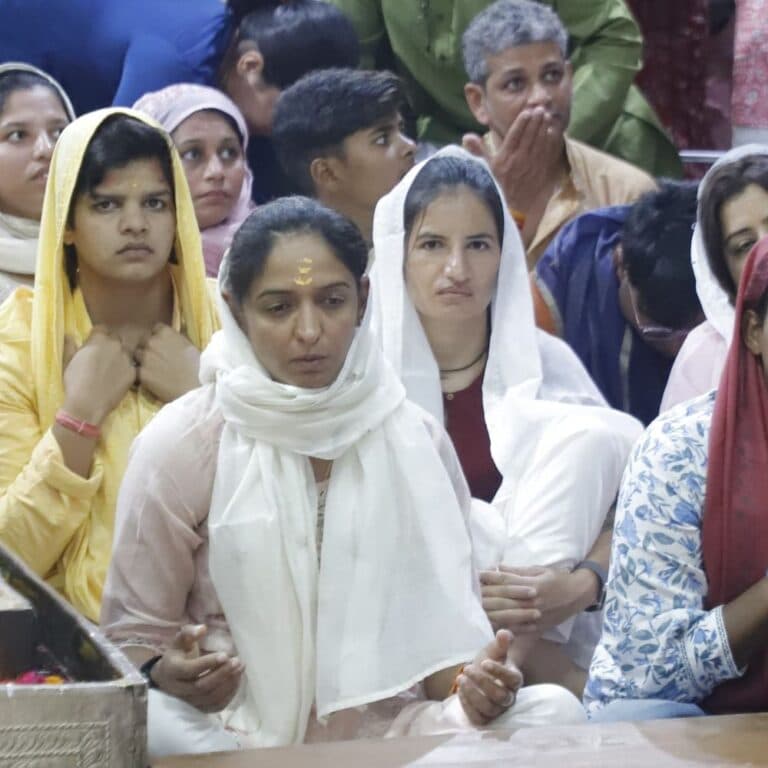बाबा महाकाल के दरबार में भारतीय महिला क्रिकेट टीम:विश्व कप जीताने वाली टीम की कप्तान हरमनप्रीत और कोच ने नंदी के कान में कही मनोकामना