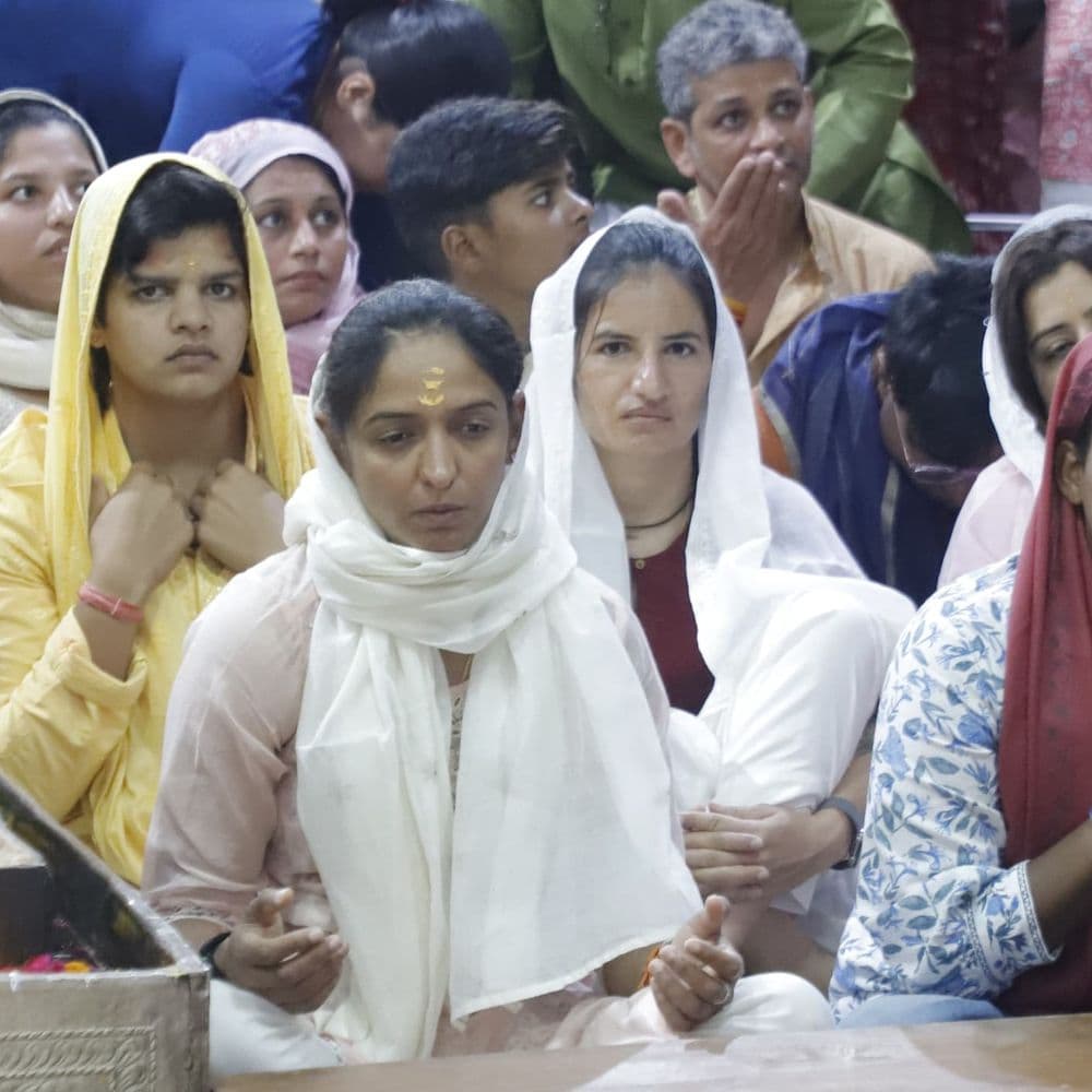 बाबा महाकाल के दरबार में भारतीय महिला क्रिकेट टीम:विश्व कप जीताने वाली टीम की कप्तान हरमनप्रीत और कोच ने नंदी के कान में कही मनोकामना