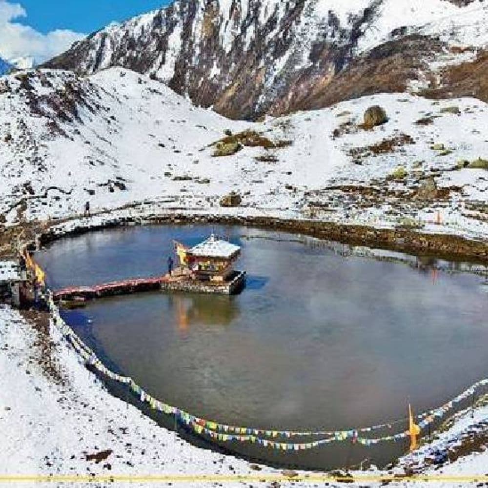 दुनिया के सबसे ऊंचे कृष्ण मंदिर का ट्रैक खुला:बर्फ कम होते ही पहुंचने लगे श्रद्धालु; 12,778 फीट की ऊंचाई पर स्थित है मार्ग