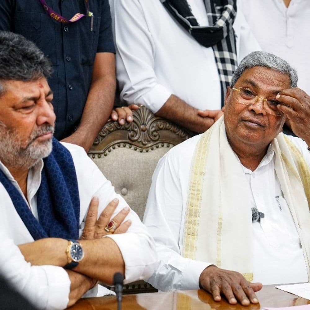 कर्नाटक CM सिद्धारमैया का इस्तीफा मंजूर:कांग्रेस हाईकमान से मिलने दिल्ली पहुंचे; शिवकुमार अगले हफ्ते शपथ ले सकते हैं