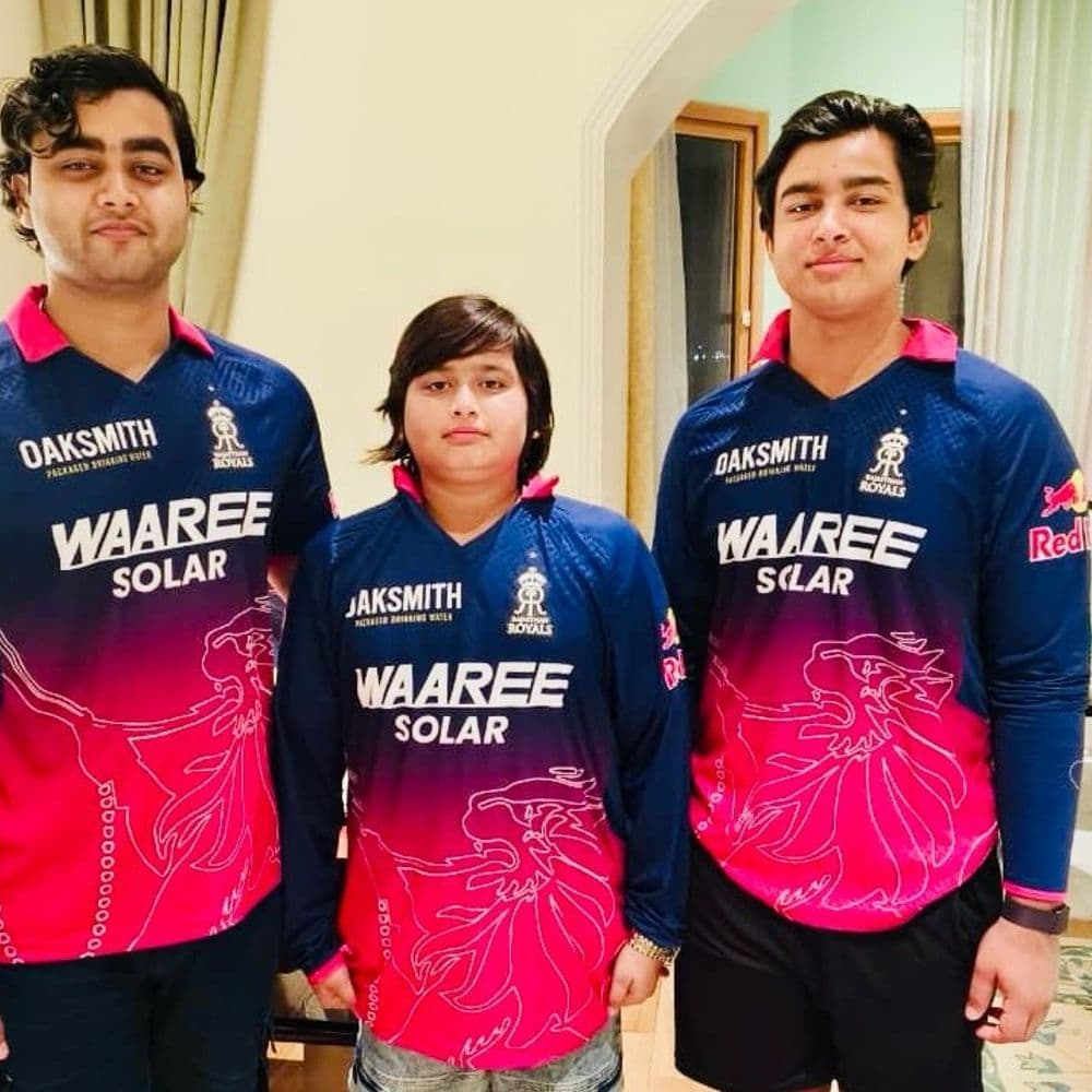 वैभव के बाद अब छोटे भाई आशीर्वाद भी चर्चा में:10 साल की उम्र में पहला शतक; पिता बोले- प्यार और आशीर्वाद बनाए रखें