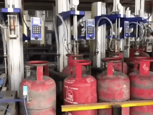 घरेलू LPG सिलेंडर ₹29 महंगा, नई दरें आज से लागू:3 महीने में दूसरी बार दाम बढ़े; दिल्ली में 14.2kg के सिलेंडर ₹942 में मिलेंगे